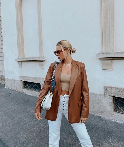 Tan Leather Blazer Outfit, Brown Leather Coat Outfit, Brown Leather Blazer Outfit, Style A Leather Jacket, Leather Coat Outfit, Brown Leather Jacket Outfit, Brown Leather Blazer, Zara Outfit, Wardrobe Tips