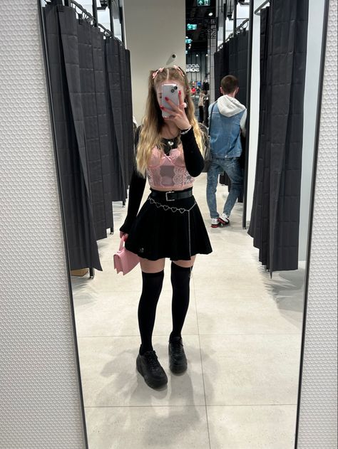 #coquette #dollette #black #pink #outfit Pink And Black Coquette Outfit, Pink And Black Outfit Casual, Pink And Black Aesthetic Outfit, Pink Alt Outfits, Black And Pink Outfit Ideas, Black Coquette Outfit, Pink And Black Outfit Ideas, Alt Aesthetic Outfits, Pink And Black Coquette