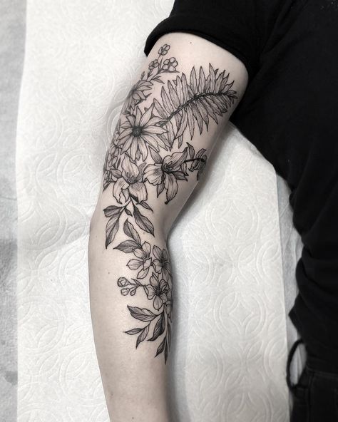 Black Eyed Susan Tattoo, Scapegoat Tattoo, Tattoo Apple, Trillium Tattoo, Nature Sleeve, Bohemian Tattoo, M Tattoos, Archaeological Finds, Floral Sleeve