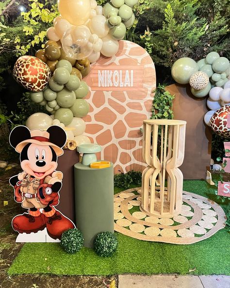 Mickey Safari Baby Shower Nikolai 🐯🦁 #candybar #arreglosdeglobos #decoraciónconglobos #fiestasinfantiles #cumpleañosinfantiles #temaricas #celebration #ideasdeco #ideasfiestas Candy Bar Decoracion, Baby Shower Safari, Safari Theme Birthday, Mickey Safari, Safari Birthday, Safari Party, Safari Baby Shower, Safari Baby, Birthday Theme