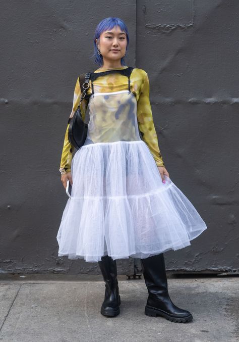 Yuri Mesh Top Street Style, Nyc Looks, Mango Boots, Blue Hair Aesthetic, Garter Dress, Justine Clenquet, Top Street Style, Vintage Ysl, Boots Vintage