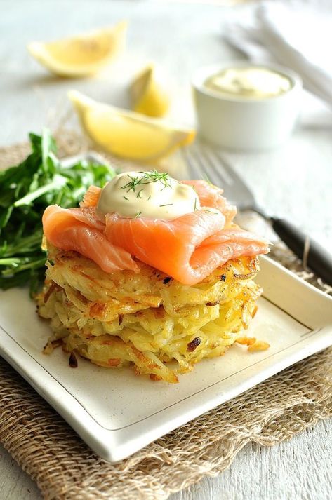 Smoked Salmon Potato Rosti Stack (Hash Brown) - a stack of golden, crunchy potato rosti / hash browns topped with smoked salmon and sour cream. Great for a lazy brunch! Smoked Salmon Potato, Potato Rosti, Crunchy Potatoes, Resep Smoothie, Salmon Potato, Recipetin Eats, Hash Brown, Hash Browns, Smoked Salmon