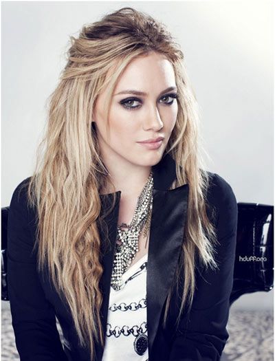 Best Hillary Duff Hairstyles - Our Top 10 | StyleCraze Hilary Duff Style, Easy Hairstyles For Thick Hair, Ashlee Simpson, Hillary Duff, Emo Hair, Hilary Duff, The Duff, Britney Spears, Jennifer Lopez