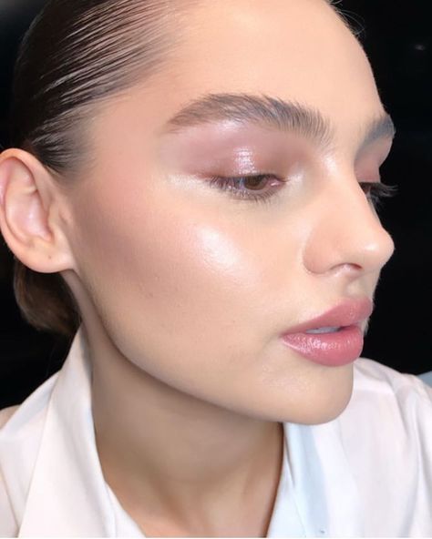 Glamazon Kuwait on Instagram: “By @natashadenona 💖 . . . #natashadenona #beauty #makeup #MOTD” Glowy Pink Makeup Dewy Skin, Soft Ethereal Makeup, Muted Makeup, Cool Toned Makeup, Trendy Eyeshadow, Runway Makeup, Eye Makeup Steps, Natasha Denona, Fancy Makeup