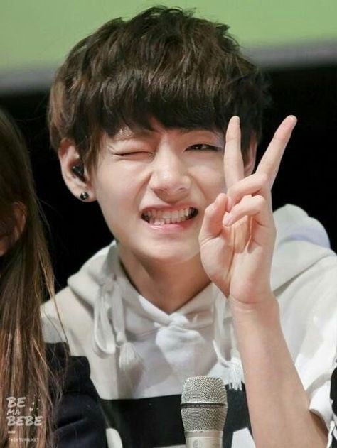 V Smile, Bts Predebut, V Bta, Coffee Guide, Taehyung Icon, V Bts Wallpaper, V Cute, V Video, Taehyung Photoshoot