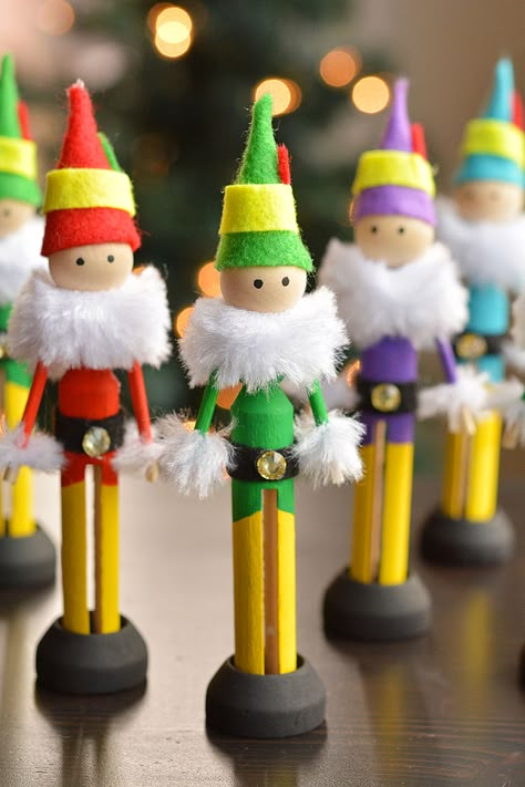 Dolly Peg Christmas Decorations, Old Clothespin Crafts, Wood Clothes Pin Crafts, Elf Craft Ideas, Felt Elf Pattern, Dolly Peg Crafts, Vintage Clothespin Crafts, Craft Stick Christmas Ornaments, Clothes Pin Crafts Christmas