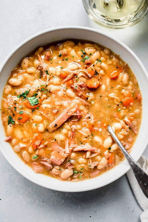 Slow Cooker Ham and Bean Soup is the perfect comfort food for a cold day. Richly flavored with a ham bone and beans, this soup makes for an easy dinner that takes less than 10 minutes of hands-on time. // soup recipe // ham soup // crockpot soup // slow cooker soup Ham Soup Crockpot, Slow Cooker Cauliflower Soup, Ham Bean Soup, Crockpot Ham And Beans, Soup Ham, Slow Cooker Lentil Soup, Ham And Bean, Soup Crockpot, Crockpot Soup