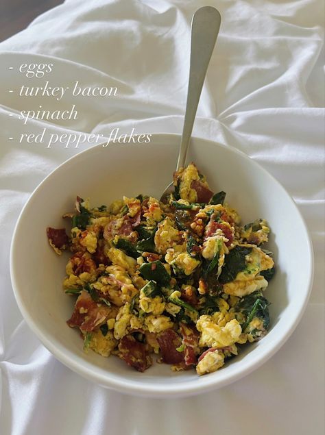 Healthy Breakfast Scramble, Eggs Spinach, Breakfast Scramble, Healthy Lunch Snacks, Healthy Food Inspiration, Easy Healthy Meal Prep, Healthy Food Dishes, Healthy Food Motivation, Turkey Bacon