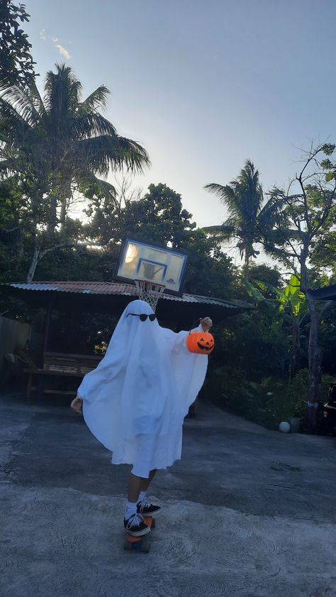 Ghost Halloween Costume, Alien Costume, Ghost Costume, Holloween Costume, Trendy Halloween Costumes, Ghost Pictures, Trendy Halloween, Halloween Inspiration, Halloween Ghost