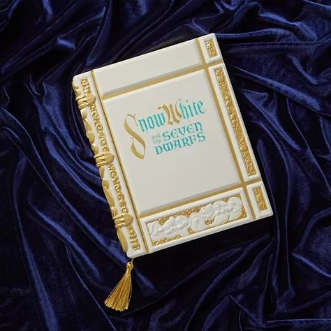 Snow White Aesthetic, Snow White Book, Purple Pages, Sette Nani, Beloved Movie, Tassel Bookmark, Disney Books, Snow White And The Seven Dwarfs, The Seven Dwarfs