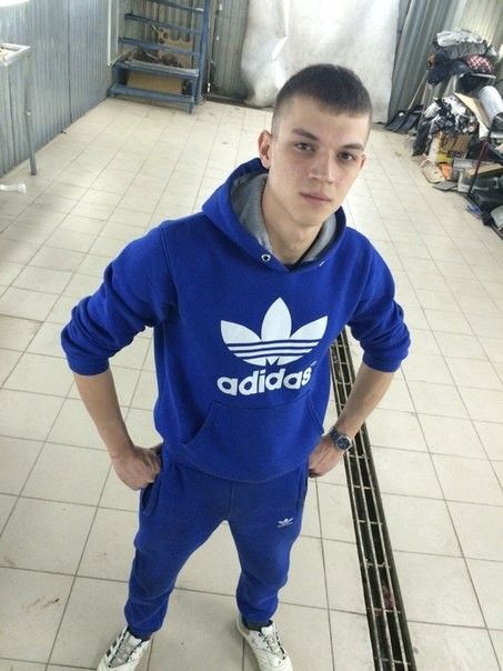 V Scally Lads, Bad Boy Style, Sports Boys, Soccer Guys, Boys Sneakers, Sports Brands, Boy Fashion, Graphic Sweatshirt, Sweatpants