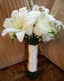 Stargazer Lily Wedding Bouquet, Stargazer Lily Wedding, Simple Wedding Bouquets, Wedding Flower Guide, Lily Wedding, Lily Bouquet, White Bridal Bouquet, White Wedding Bouquets, Bridal Flower