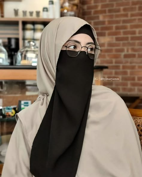 Office Wear Women Work Outfits, Niqab Aesthetic, Niqabi Girl, Abaya Designs Latest, Simple Hijab Tutorial, Modest Casual Outfits, Muslimah Outfit, Niqab Fashion, Simple Hijab