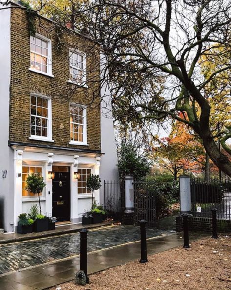 Bohemian Home Exterior, Georgian Homes Exterior, English Townhouse, Apartment Exterior, Home London, London Townhouse, Homes Exterior, Family Lunch, English Home