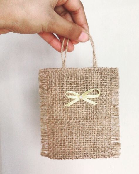 Cute mini bow jute bags for gift bags, favors, mini packaging. Alpillera Ideas, Jute Pouches, Burlap Gift Bags, Gift Bags Diy, Pouch Diy, Jute Basket, Handmade Packaging, Mini Bow, Burlap Crafts