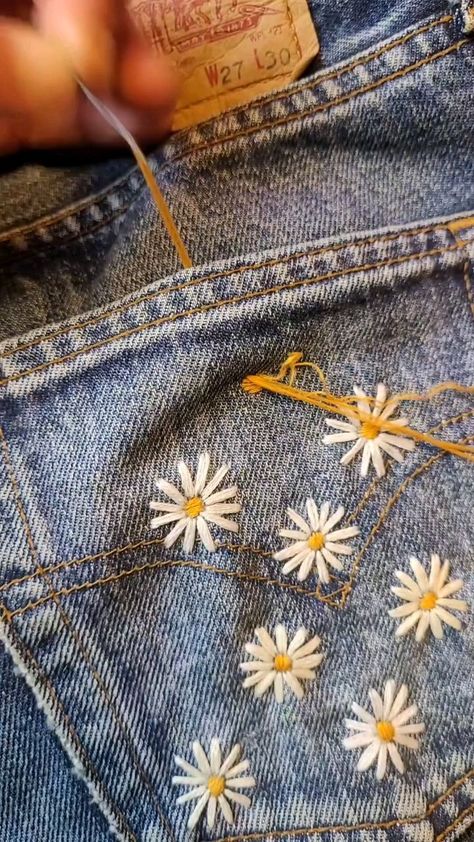 Crocheted Daisies on Denim 🌼 by @fredi_boldt Try this at home!!! Embroidery Jeans Diy, Simple Hand Embroidery Patterns, Clothes Embroidery Diy, Denim Embroidery, Cute Sewing Projects, Diy Broderie, Handmade Embroidery Designs, Embroidery On Clothes, Cute Embroidery