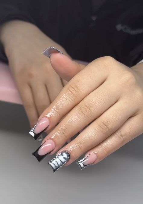 Pink Croc French Tip Nails, Snake Skin French Tip Nails, Black And White Croc Nails, Croc Nails Short, Rap Concert Nails Ideas, French Croc Nails, Black Croc Nails, French Tip Acrylic Nails With Design, Croc Print French Tip Nails