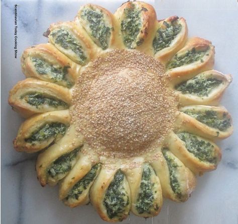 Sunflower Spinach Pie - A Pretty Twisted Bread Recipe - Solsikke formet brød med spinat - Inspired by Disney Frozen Fever | Scandinavian Today Cooking Show | Bloglovin’ Spinach Pie Recipe, Sunflower Bread, Twisted Bread, Frozen Fever Birthday, Solstice Celebration, Spinach Pie, Scandinavian Food, Frozen Fever, Danish Food