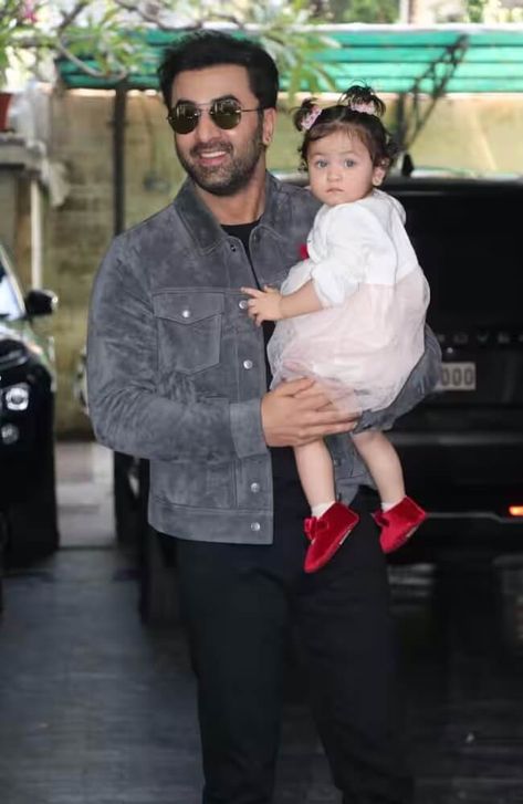 Ranbir Kapoor-Alia Bhatt's Daughter Raha's First Photo Out Alia Bhatt Daughter Raha, Alia Bhatt Daughter, Raha Kapoor Photo, Raha Kapoor, Alia Ranbir, Selena Gomez Hair, Jenner House, Cut Baby, Function Dresses