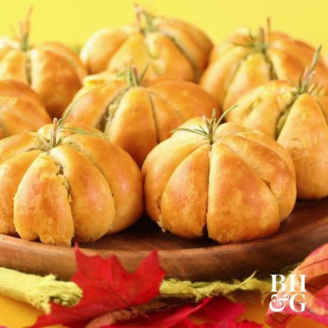 Semi Homemade Recipes, Halloween Food For Adults, Pillsbury Crescent Roll Recipes, Halloween Themed Snacks, Halloween Appetizer, Best Homemade Bread Recipe, Halloween Food Dinner, Appetizer Meatballs, Fun Halloween Food