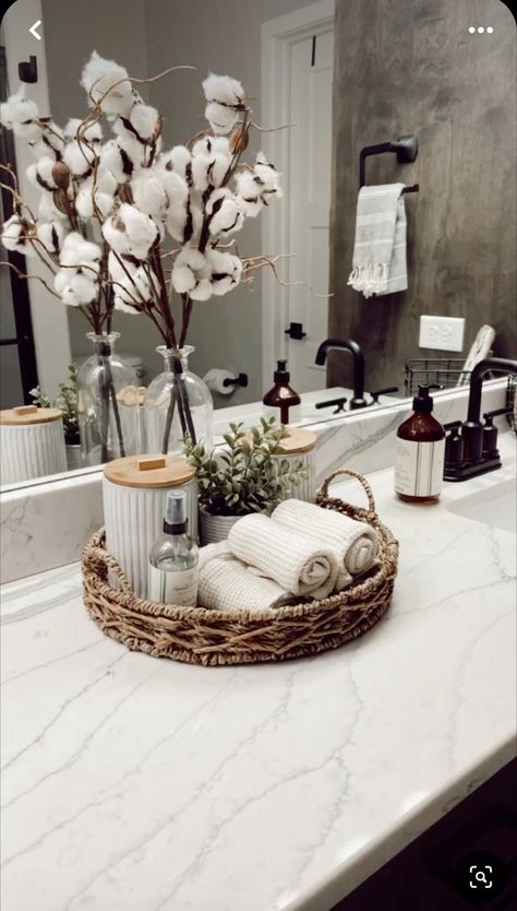 Spring Bathroom, Bathroom Organization Countertop, Bathroom Counter Decor, Guest Bathroom Decor, Bathtub Decor, Bathroom Decor Luxury, Restroom Decor, Bathroom Remodel Ideas, Counter Decor