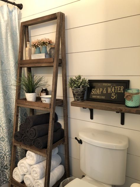 Wc Decoration, Bathroom Diy Ideas, Blanket Ladder, Rustic Bathroom Decor, Bathroom Diy, Rustic Bathrooms, Ladder Shelf, Diy Bathroom Decor, Farmhouse Bathroom Decor