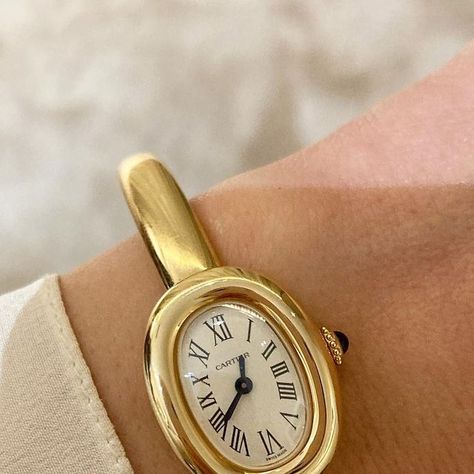 Sarah Royce-Greensill on Instagram: "Someone cleverer than me needs to dissect why every man woman and child at @watchesandwonders is losing their proverbial over the new @cartier Baignoire. Is it the satisfyingly simple bangle? The purity of unadorned gold in a world of razzle-dazzle? Or the fact that it is simply the chicest thing to ever grace a wrist? Whatever, suffice to say I am totally, predictably besotted 😍💫🤩#cartier #cartierbaignoire #gold #goldwatch #jewellerywatch #watchesandwonde Cartier Bangle Watch, Cartier Gold Watch Women, Cartier Vintage Watch, Cartier Gold Watch, Cartier Bangle, Cartier Gold, Diamond Bracelet Design, Vintage Watches Women, Simple Bangle