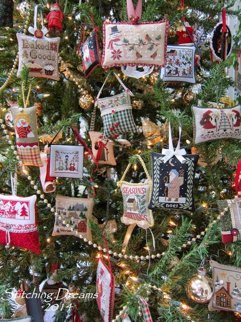 Stitch Christmas Tree, Merry Christmas In Heaven, Xmas Embroidery, Ornament Tree Display, Christmas Stitching, Christmas Needlepoint, Needlepoint Christmas Ornaments, Cross Stitch Numbers, Christmas Fabric Crafts