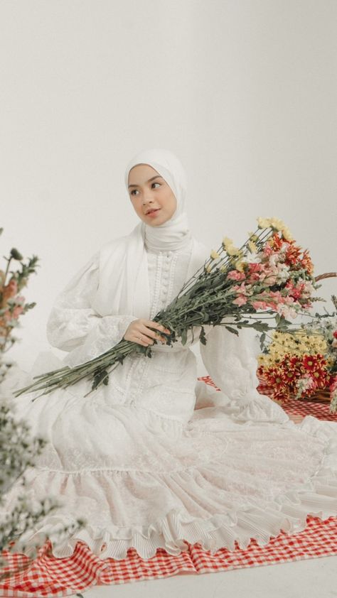 Dump Acc, Hijab Photoshoot, Moodboard Wedding, White Hijab, Campaign Photoshoot, Muslim Style, Foto Shoot, Fashion Tutorial, Idul Fitri