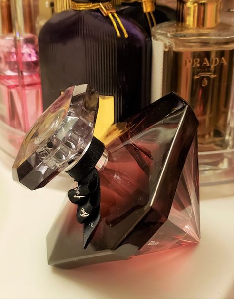 Lancôme La Nuit Tresor A la Folie Eau de Parfum La Nuit Tresor Lancome, Tresor Perfume, Hair Perfume Diy, The Best Perfume, Fragrances Perfume Woman, Perfume Collection Fragrance, Beautiful Perfume Bottle, Perfume Store, Beautiful Perfume