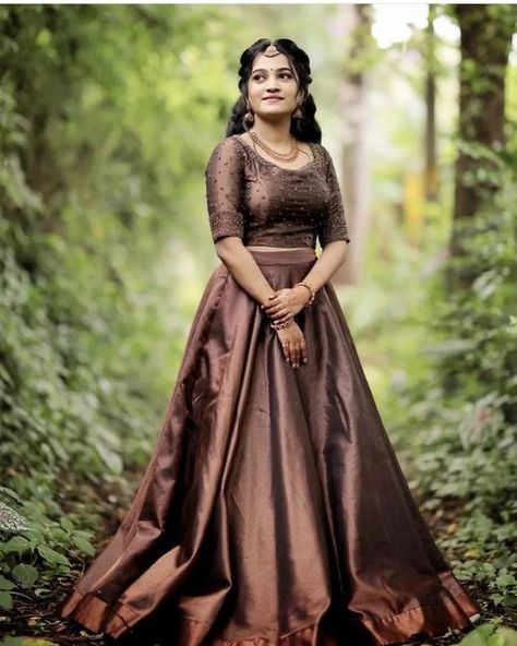 Kerala Traditional Dress, South Indian Fashion, Simple Saree Blouse Designs, Kerala Engagement Dress, South Fashion, Long Skirt Top Designs, Onam Outfits, Long Skirt And Top, Simple Lehenga