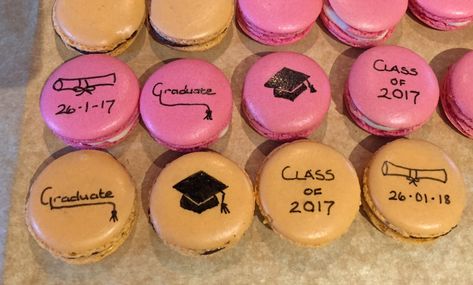 Hand painted Graduation Macarons for my daughter - finally getting the hang of these tricky little blighters! Graduation Macarons, Personalized Macarons, Macarons Ideas, Macaron Recipes, After Prom, Prom 2023, Graduation Cupcakes, Macaron Recipe, Party Inspo