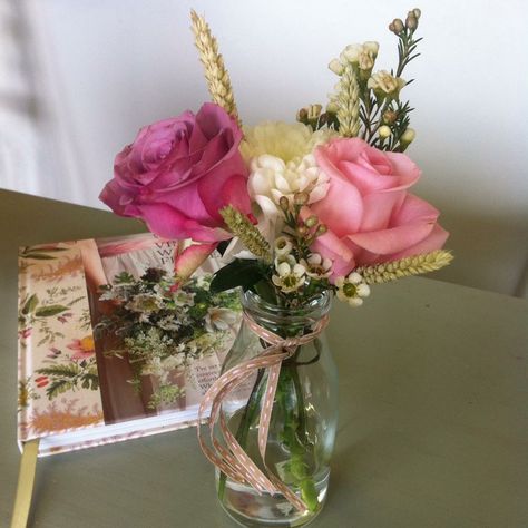 Small milk bottle arrangement Bottle Flower Arrangements, Milk Bottle Flowers, Table Flower Arrangements, Cute Birthday Ideas, Wood Flowers, Table Centers, Milk Bottle, Table Flowers, Milk Jug