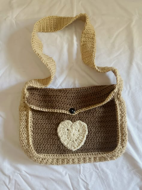 Crochet Brown Bag, Brown Crochet Ideas, Crochet Bag Brown, Brown Crochet Bag, Crochet Messenger Bag, Brown Yarn, Crochet Shoulder Bags, Diy Crochet Patterns, Diy Fashion Hacks