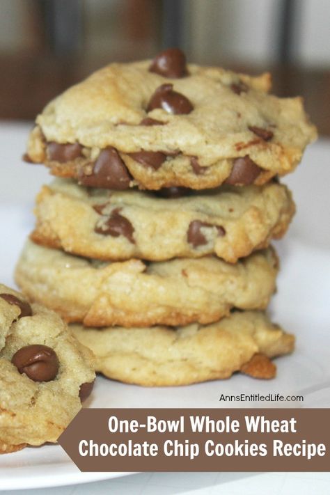 one bowl whole wheat chocolate chip cookies recipe Chocolate Chip Pizza, Whole Wheat Chocolate Chip Cookies, Wheat Chocolate Chip Cookies, Whole Wheat Cookies, Cookie Deserts, Dessert Cookies, Delish Desserts, Chocolate Chip Cookies Recipe, Healthy Chocolate Chip