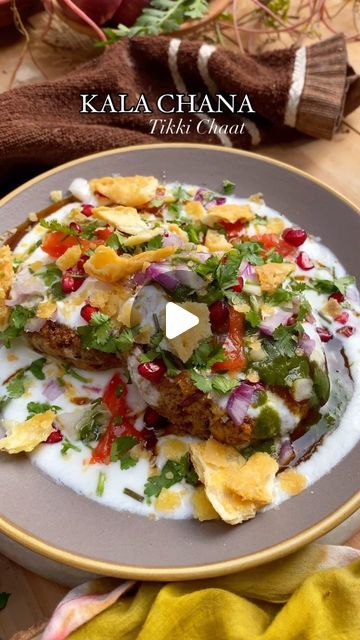 Aarushi Mittal on Instagram: "KALA CHANA TIKKI CHAAT 😍🫶🏻 Ingredients 🤍 Roughly coarsed kala chana Boiled potato Onion Green chilli Coriander Cornflour Spices ( salt , red chilli powder , garam masala , cumin powder , chaat masala , chana masala ) Oil for frying Method. 🤍 Step 1 - Take the corased kala chana in a large bowl and add potatoes. Step 2 - Add onion , coriander , green chilli , spices and corn flour and mix everything well. Step 3. - Grease your palms with oil, divide the mixture into equal portions, shape them into balls and flatten them slightly to make tikkis. Keep them on a plate. Step 4 - Heat oil on a non-stick tawa, place the tikkis on it and shallow-fry, turning sides, for 5 minutes or till golden and crisp on both sides. Drain on absorbent paper. Step 5 - Chilli Spices, Tamarind Date Chutney, Date Chutney, Chana Recipe, Holi Hai, Kabuli Chana, Potato Onion, Green Chutney, Corn Flour