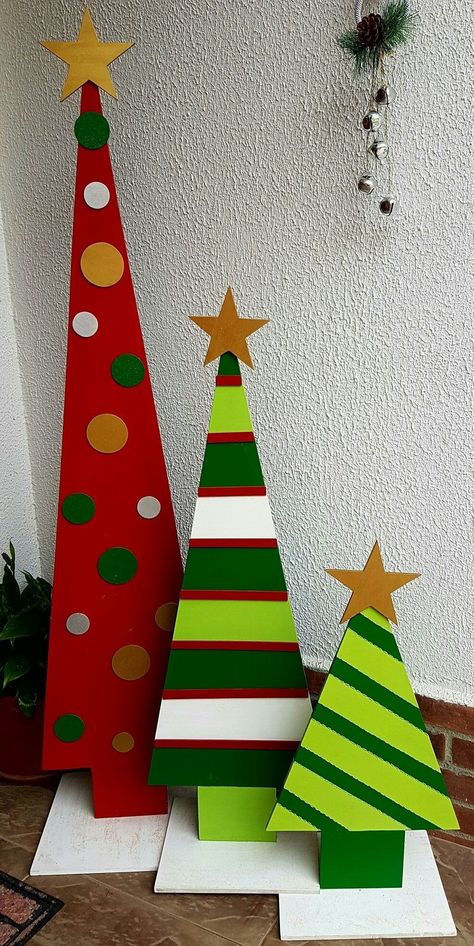 Ideas En Madera Para Navidad, Juleverksted For Barn, Christmas Easy, Pallet Christmas Tree, Wooden Christmas Decorations, Pallet Christmas, Painting Christmas, Dollar Tree Christmas, Wood Christmas Tree