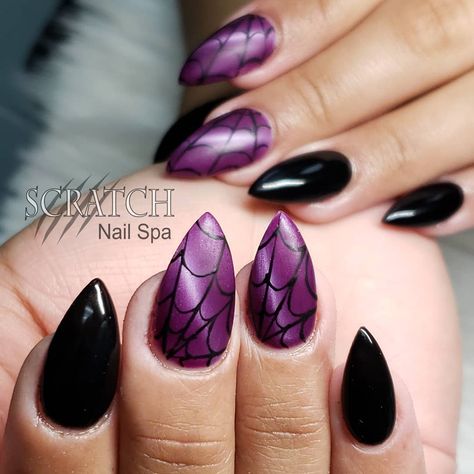 Goth Nails Halloween, Pointed Halloween Nails, Cat Eye Nails Design Halloween, Short Stilleto Nails Halloween, Cateye Nailart Fall, Halloween Pointy Nails, Halloween Stelitto Nails, Goth Almond Nails Designs, Short Stiletto Halloween Nails