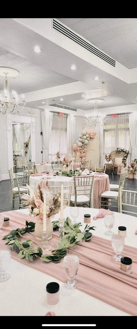 Blush Baby Shower Long Table Set Up, Baby Shower Set Up Ideas Layout, Baby Shower Table Decoration Ideas, Baby Shower Table Setting, Creative Baby Shower Themes, Wild Baby Shower, Bear Baby Shower Theme, Creative Baby Shower, Wild Baby