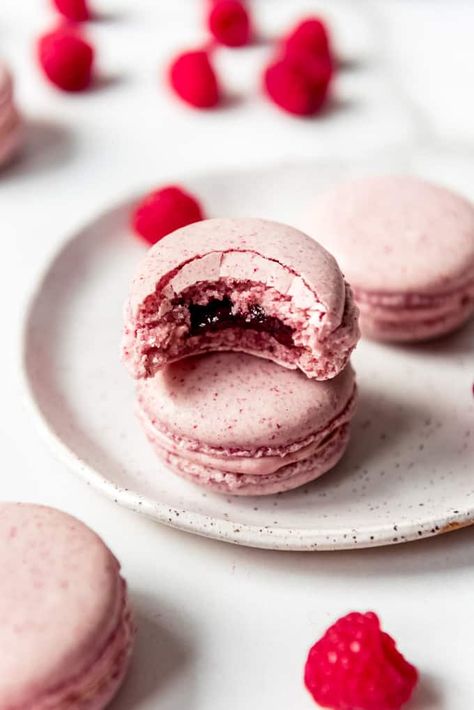 Macaroon Filling, Raspberry Recipes Dessert, Raspberry Macaroons, Raspberry Macarons, Kue Macaroon, Macaron Filling, Raspberry Desserts, Raspberry Buttercream, Macaron Flavors