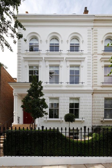 Stucco Architecture, White Townhouse, 30s House, Stucco Houses, Indigo Interior, White Stucco House, Kensington House, Brownstone Homes, Stucco House