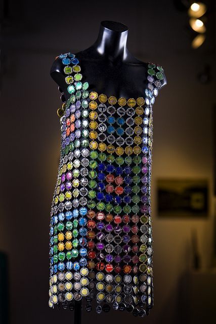 👀Wow! 🍺🍺🍺Bottle caps chain mail? Great for bar hopping, right?🤣 https://www.pinterest.com/pin/431782683022305960/ Creative Dresses, Anything But Clothes, Recycled Costumes, Trash Fashion, Wearable Art Clothing, Artist In Residence, Recycled Dress, Bottle Cap Art, Bottle Cap Crafts