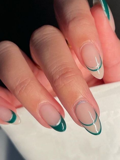 emerald green french tip nails Simple Prom Nails, Emerald Green Nails, Green French Tip, Emerald Nails, Gold Acrylic Nails, Green Acrylic Nails, Dark Green Nails, Green Nail Art, Green French