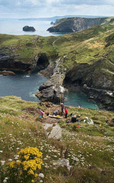 The remains of a large high-status 5th/6th century AD structure have been found recently at Tintagel in Cornwall, which might have been a royal residence. Archaeology Dig, The Legend Of King Arthur, Mystery Of History, English Heritage, King Arthur, Royal Palace, Archaeological Site, Dark Ages, British Isles