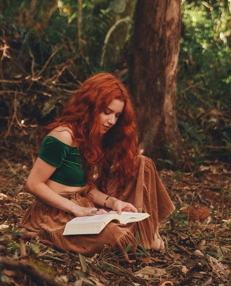 Show Me Love, Fairytale Photography, Witchy Fashion, Fall Photoshoot, Auburn Hair, Redhead Girl, Witchy Woman, Shooting Photo, Ginger Hair