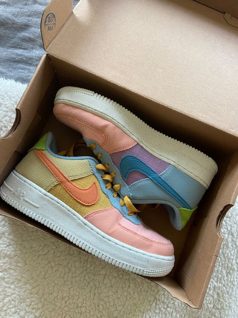 Colorful Nike sneakers for summer Nike Sun Club, Nike Summer Shoes, Sneakers Air Force, Shoes Sneakers Nike, Beach Color, Summer Sneakers, Shoes Summer, Air Force Ones, Nike Air Force 1