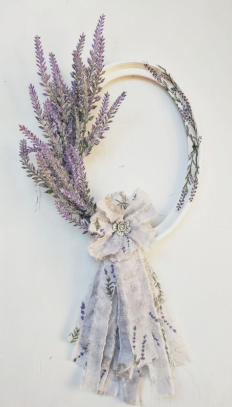 Shappy Chic Decor Diy, Shabby Chic Wreath Diy, Shabby Chic Spring Decor, Rag Wreaths Ideas Shabby Chic, Farmhouse Decor Diy Craft Ideas, Lavender Wreath Diy, Diy Shabby Chic Decor, Shabby Chic Lavender, Aesthetic Whimsical