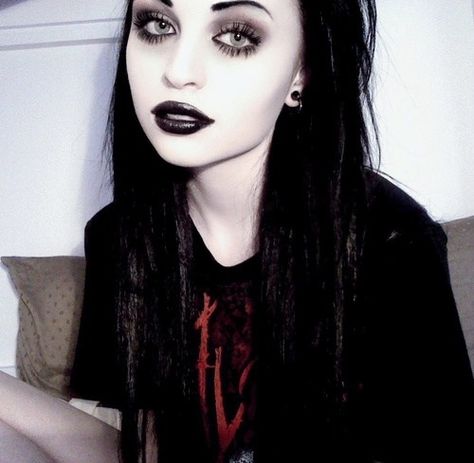 Have to pull out the old white powder and green concealor to get this deathly pale skin<<<<I already am that pale Black Hair And Makeup, Lila Make-up, Maquillage Goth, Pale Skin Makeup, Ghost Girl, Black Lipstick, Alternative Makeup, Goth Beauty, Edgy Makeup