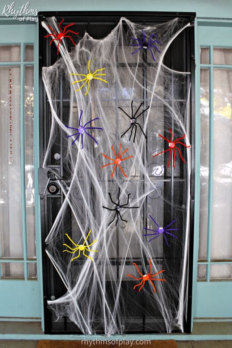 Diy Spider Decorations, Spider Craft For Kids, Halloween Spider Craft, Diy Halloween Spider, Porta Halloween, Diy Halloween Door Decorations, Spider Craft, Spider Web Halloween Decorations, Classroom Halloween