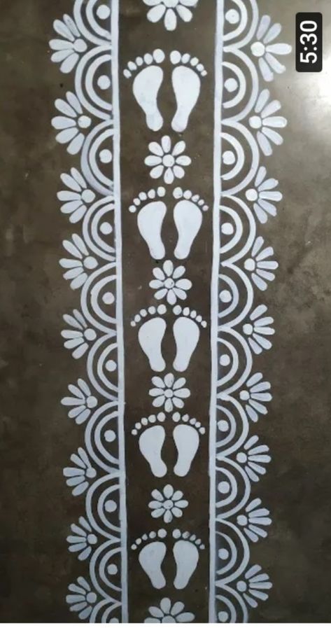 Tulsi Painting Design, Rangoli Designs With Paint Colours, Chitta Design, Mandna Design, Lokhi Puja Alpona, Krishnashtami Decoration, Jhuti Designs, Alpana Designs Bengali Border, Alpona Design Bengali Border